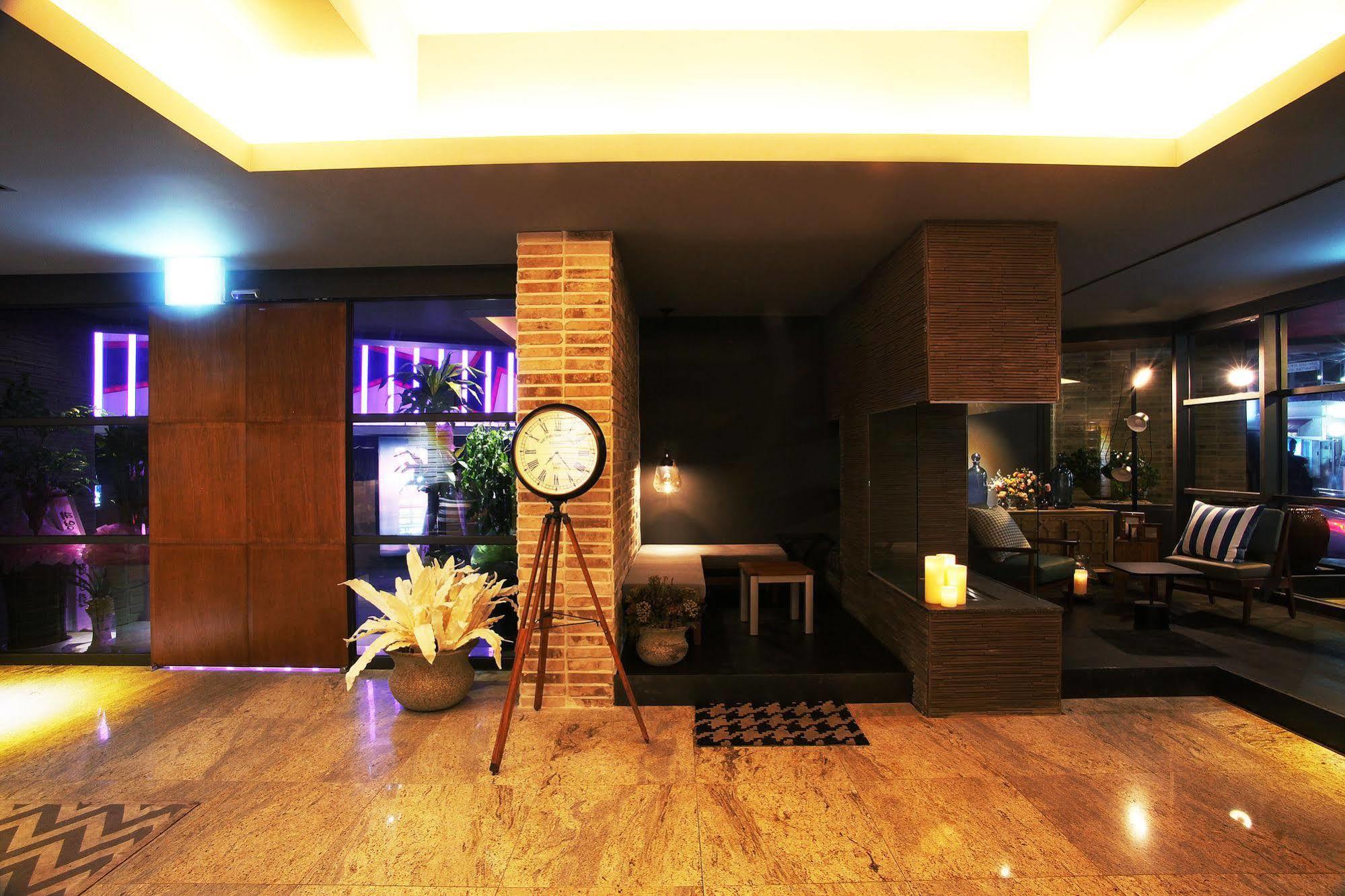 Seomyeon Hound Hotel 1St Street Busan Esterno foto