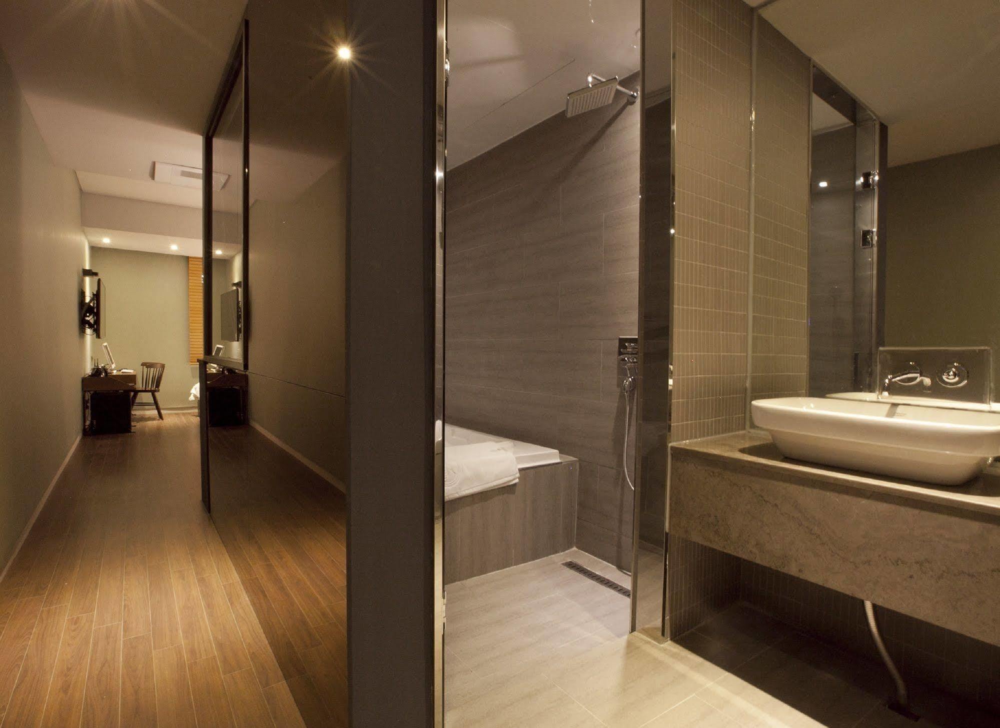 Seomyeon Hound Hotel 1St Street Busan Esterno foto