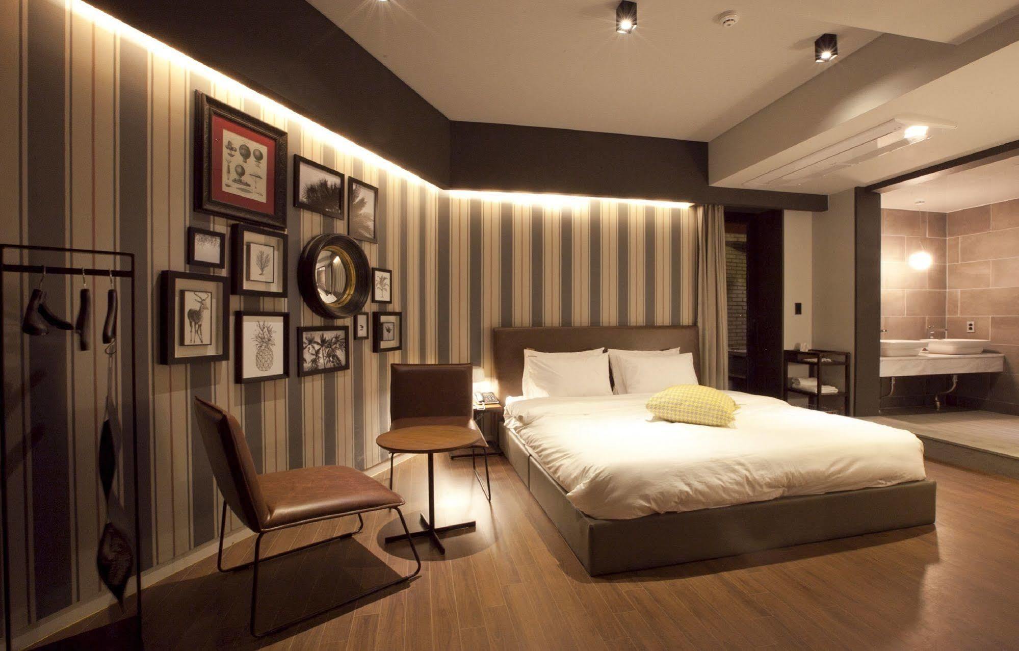 Seomyeon Hound Hotel 1St Street Busan Esterno foto