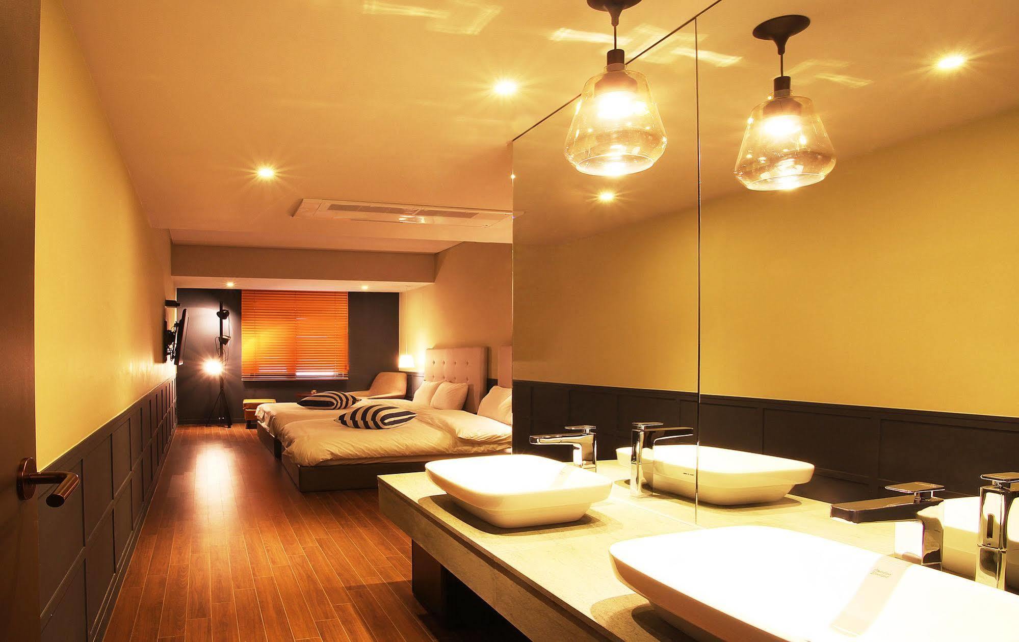 Seomyeon Hound Hotel 1St Street Busan Esterno foto